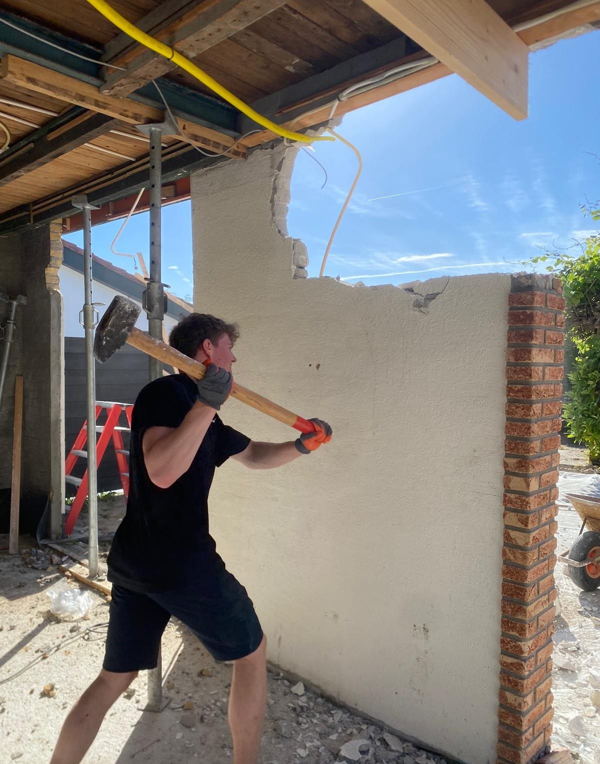 Verder breekwerk aan de binnenmuur tijdens de interieursloop.