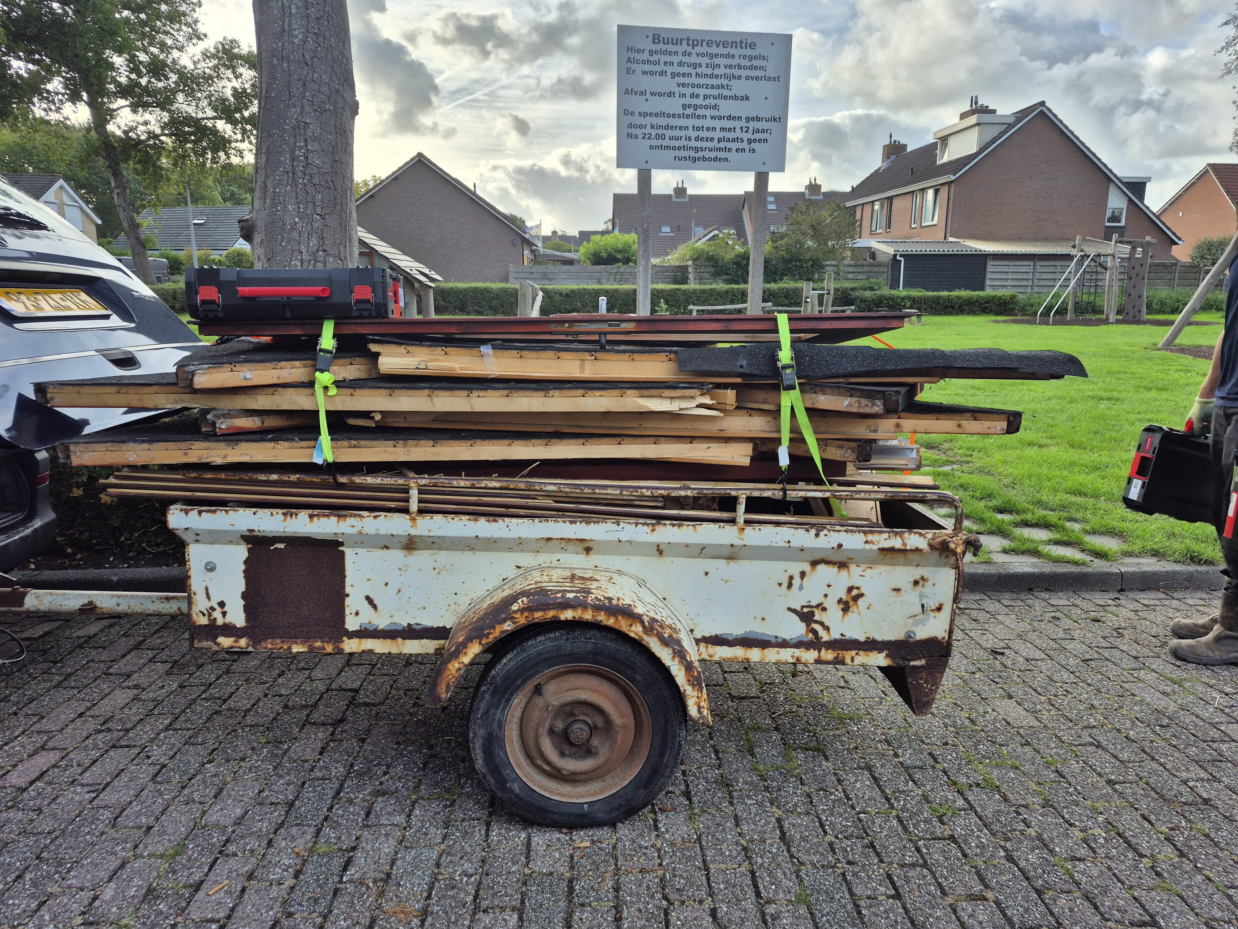 Aanhanger vol sloophout van het tuinhuisje.